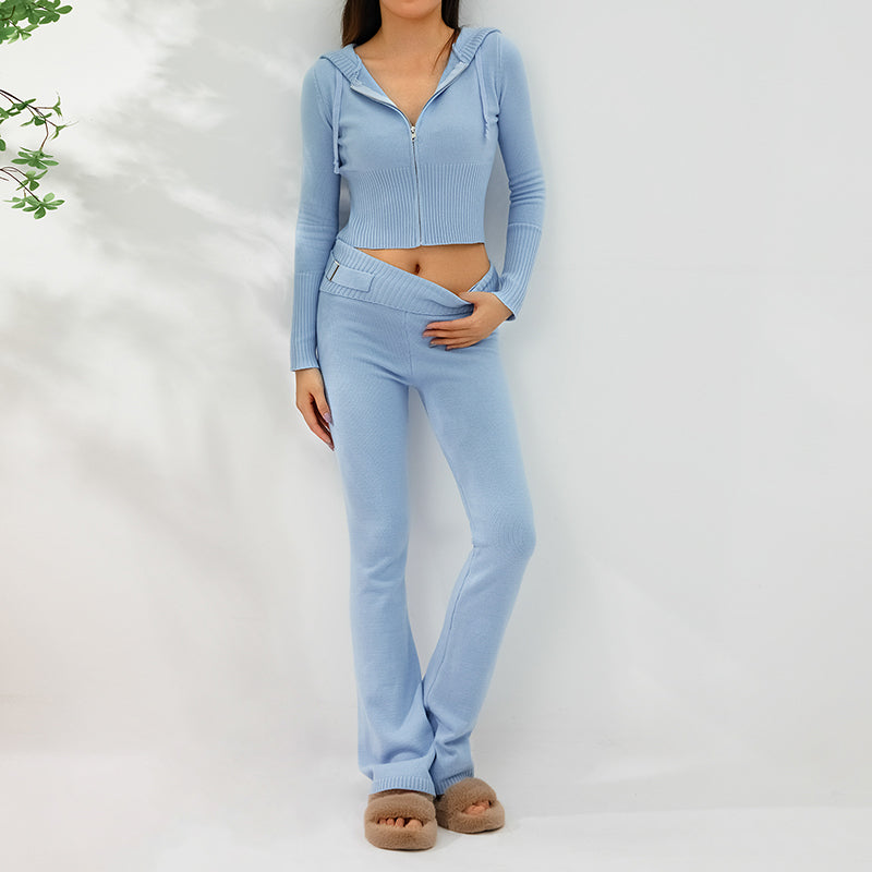 Kobieta w prążkowanym komplecie bluza i spodnie