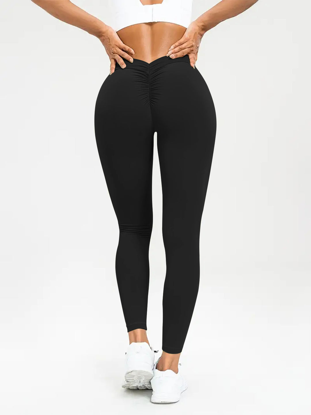 Kobieta w legginsach push up z wysokim stanem