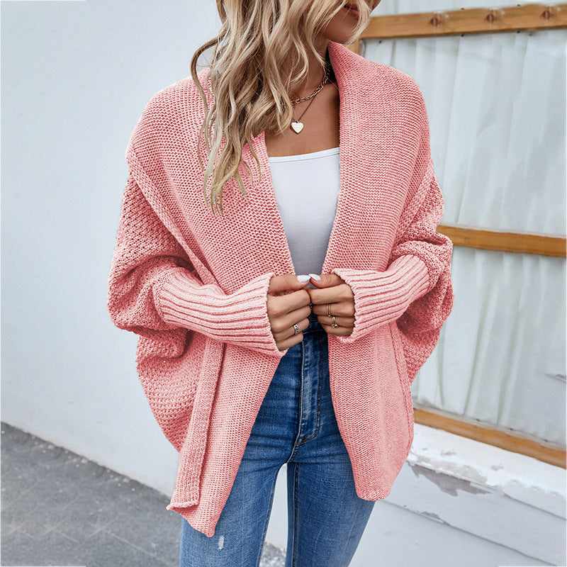 Kobieta w kardiganie oversize z szerokim kołnierzem