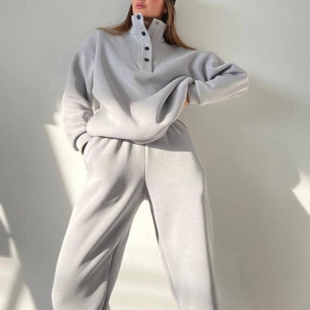Kobieta w polarowym komplecie oversize