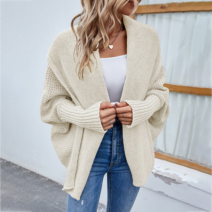 Kobieta w kardiganie oversize z szerokim kołnierzem