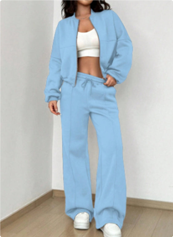 Kobieta w komplecie z bomberką i szerokimi spodniami