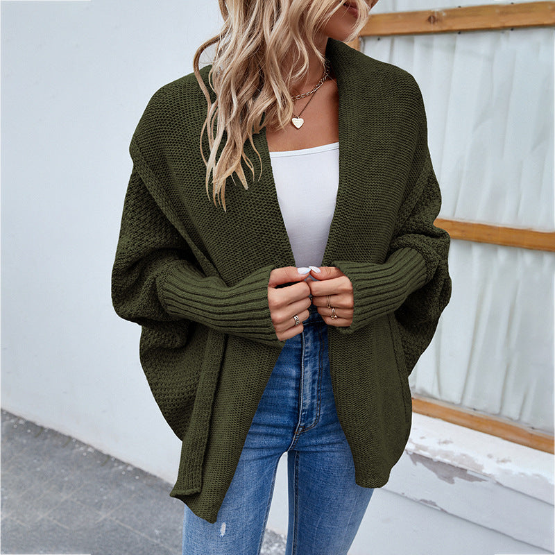 Kobieta w kardiganie oversize z szerokim kołnierzem