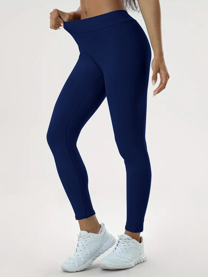 Kobieta w legginsach push up z wysokim stanem