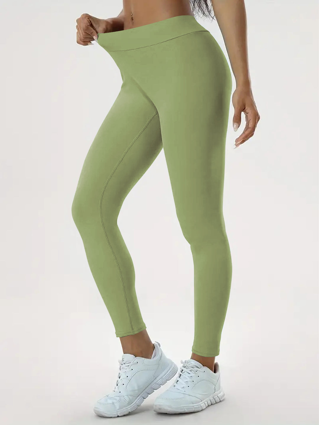 Kobieta w legginsach push up z wysokim stanem