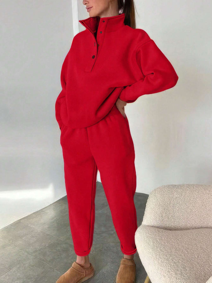 Kobieta w polarowym komplecie oversize