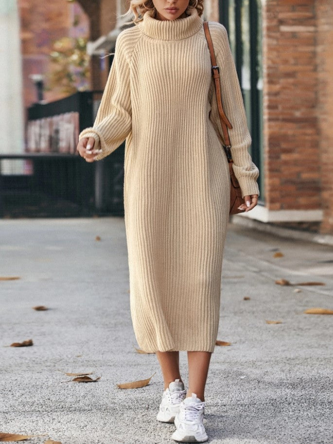 Kobieta w długiej prążkowanej sukience z golfem