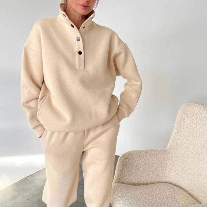 Kobieta w polarowym komplecie oversize